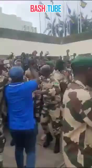  Габонские офицеры-путчисты празднуют удачный переворот на территории правительственных учреждений