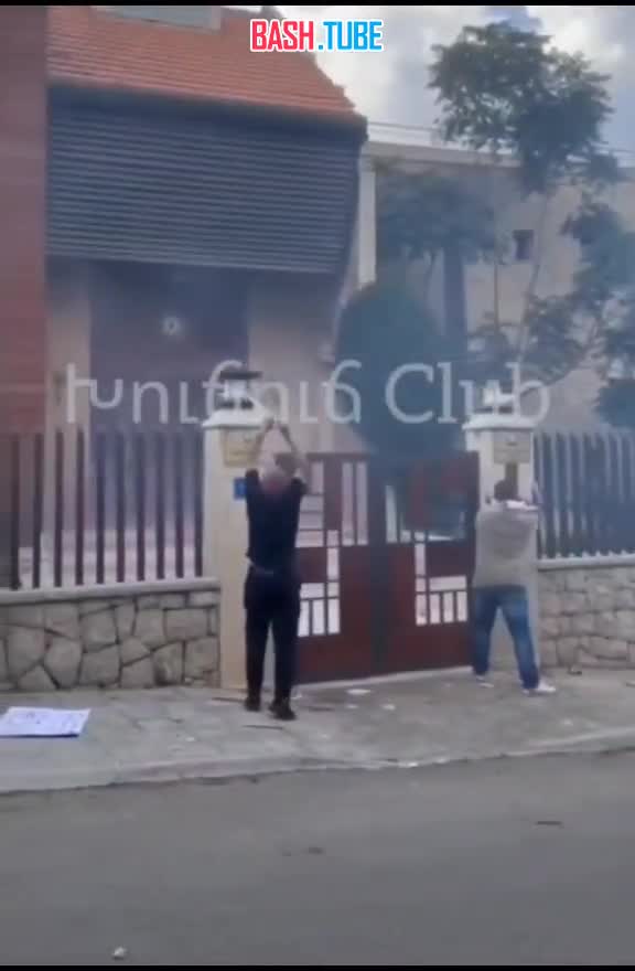 ⁣ В Ливане неизвестные с флагом Армении атаковали посольство Азербаджана