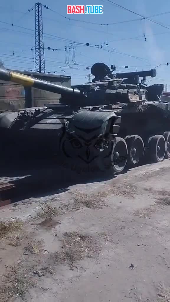  Погрузка на жд платформу подорвавшегося на минах украинского Т-72М1 для последующего восстановления