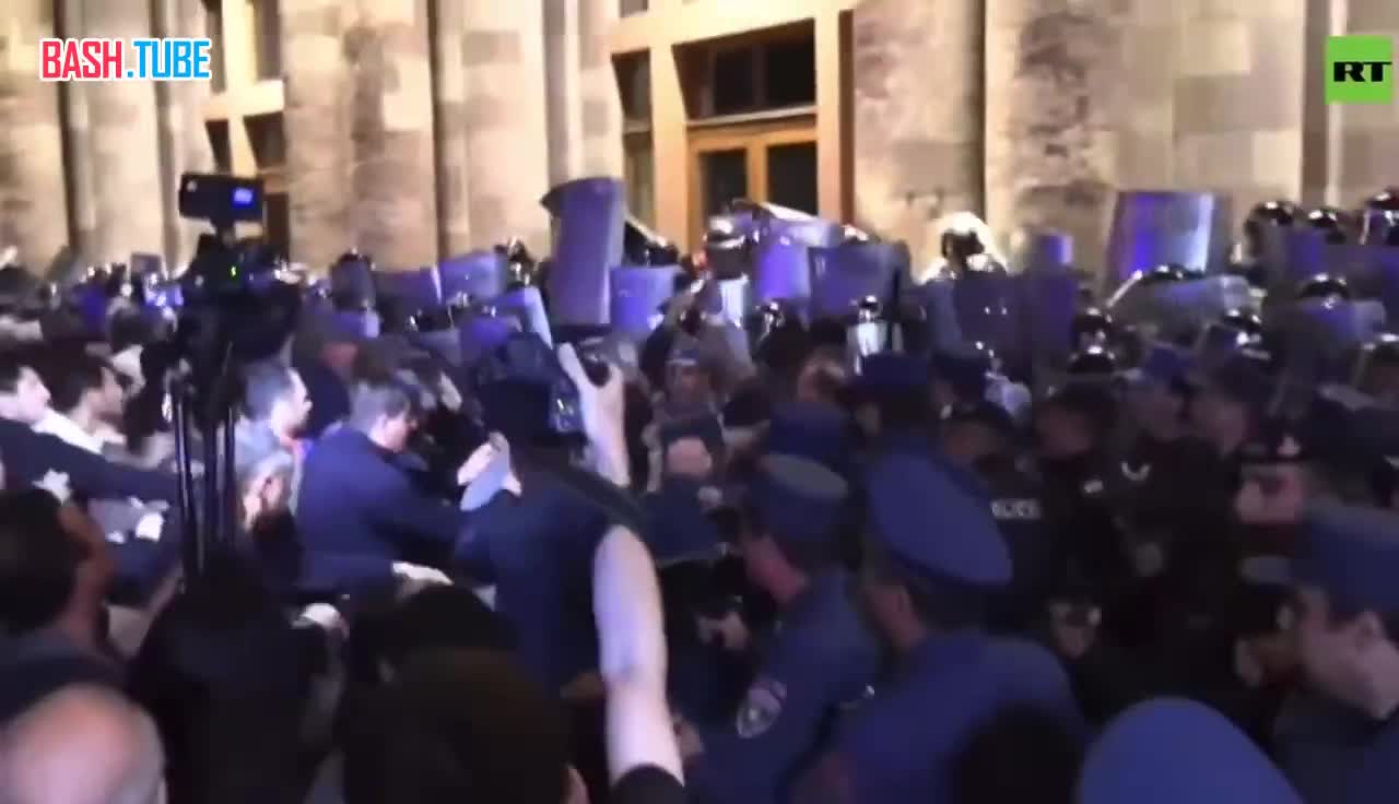  Стычки полиции и протестующих у здания Кабмина в Ереване, в силовиков летят камни и бутылки