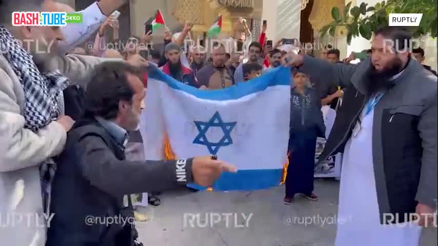  Тысячи людей вышли на улицы Танжера в Марокко, чтобы поддержать палестинцев