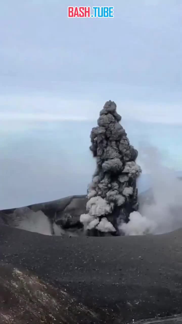 ⁣ Вулкан Эбеко на Курильских островах выбросил столб пепла высотой не менее 3 км