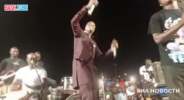  В столице Нигера провели концерт в честь отъезда французского посла из страны