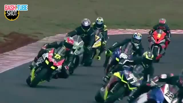 ⁣ Момент смертельного столкновения пилотов мотоциклов на этапе гонки Moto 1000 GP в Бразилии