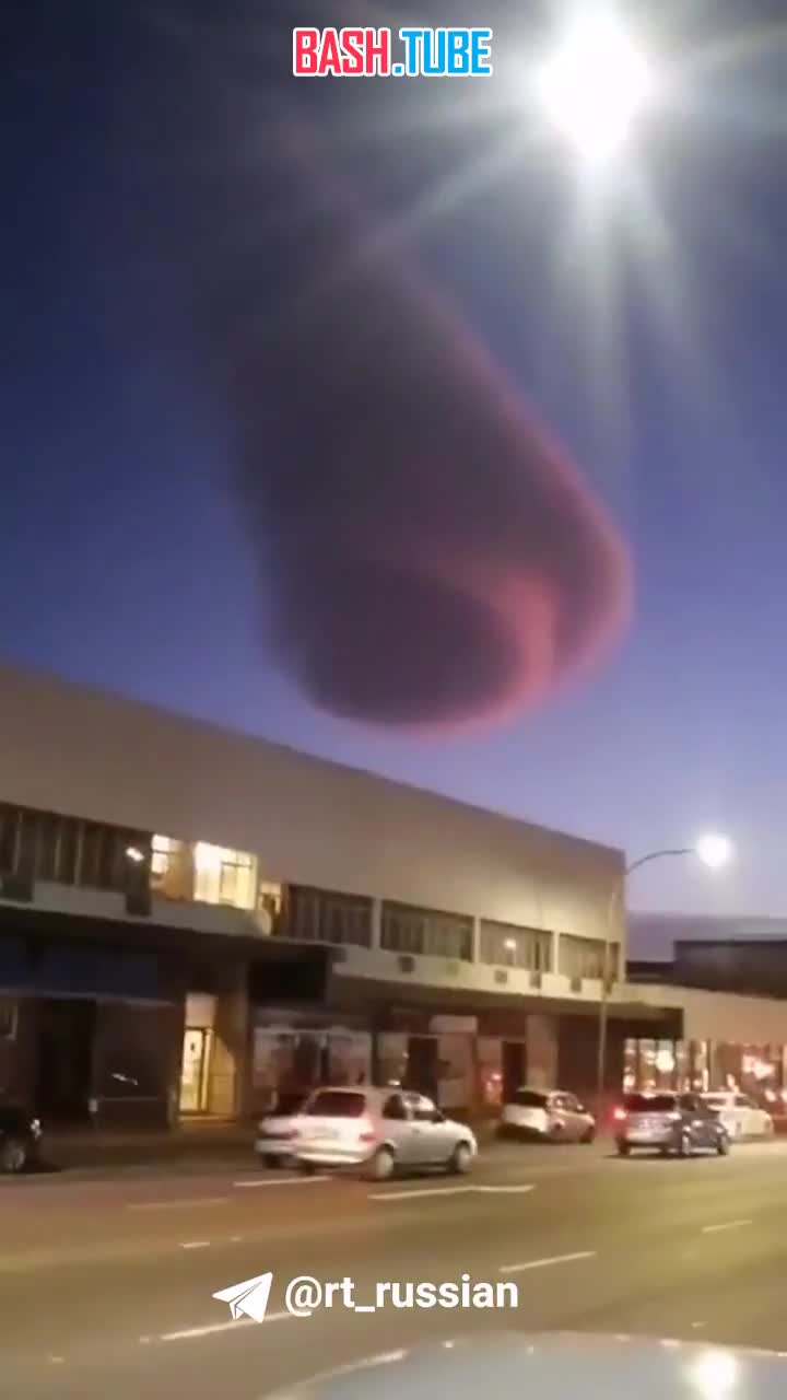  Жители Кейптауна (ЮАР) заметили в небе необычное красное облако