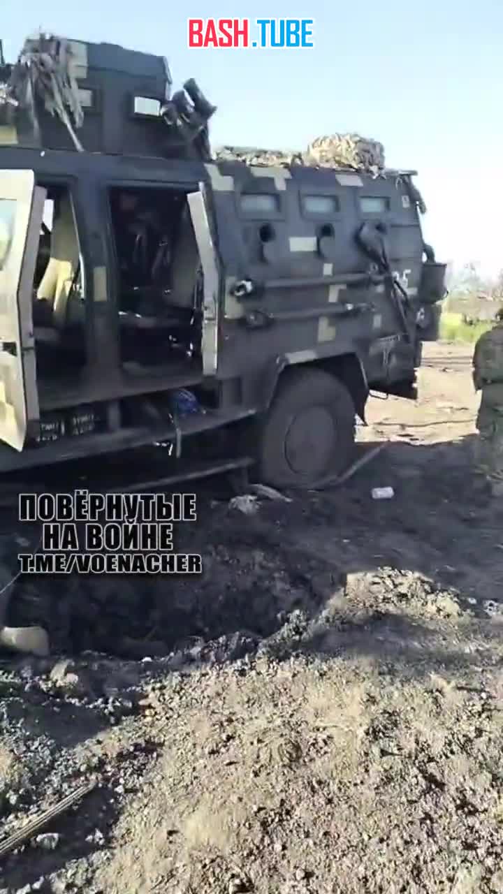 ⁣ Подорвавшиеся на мине бронеавтомобили Kirpi и «Козак-2М1» ВСУ