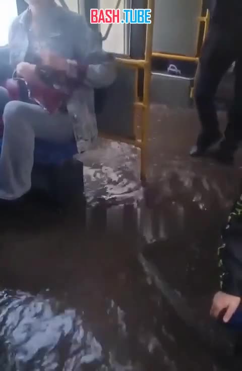 ⁣ Ситуация в автобусе в Ростове-на-Дону, который затопило из-за утренней непогоды