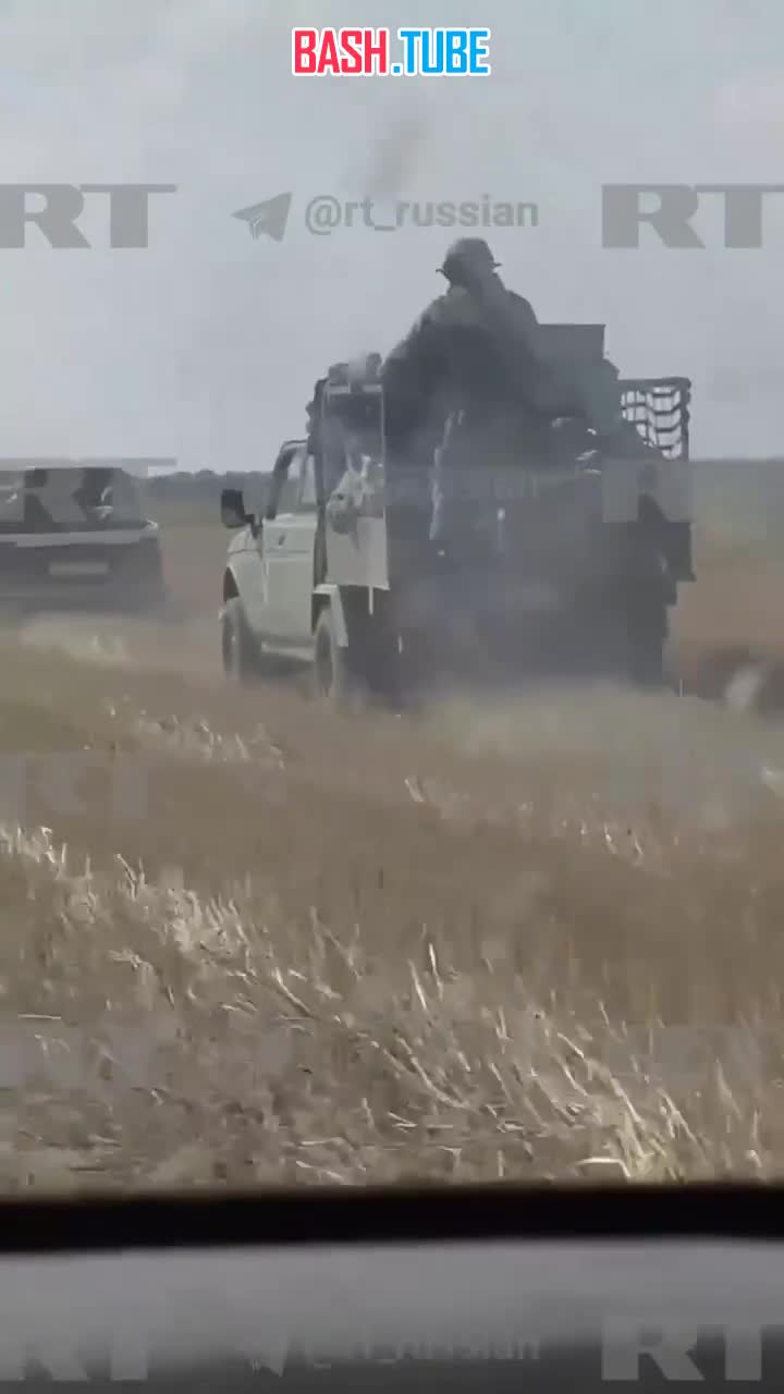⁣ Военнослужащие группировки «Днепр» на двух Нивах перевозят восемь бойцов ВСУ