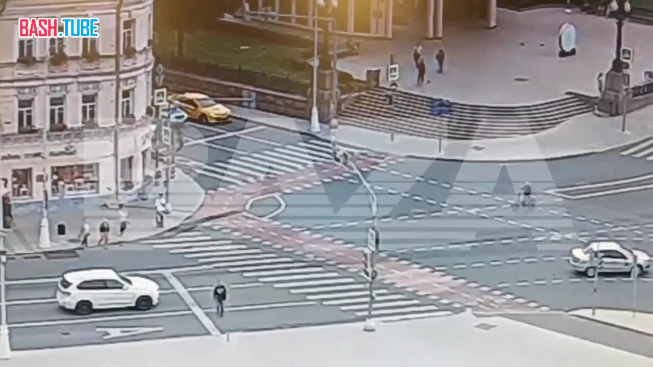  Курьер на электровелосипеде снёс пенсионерку на пешеходном переходе в центре Москвы