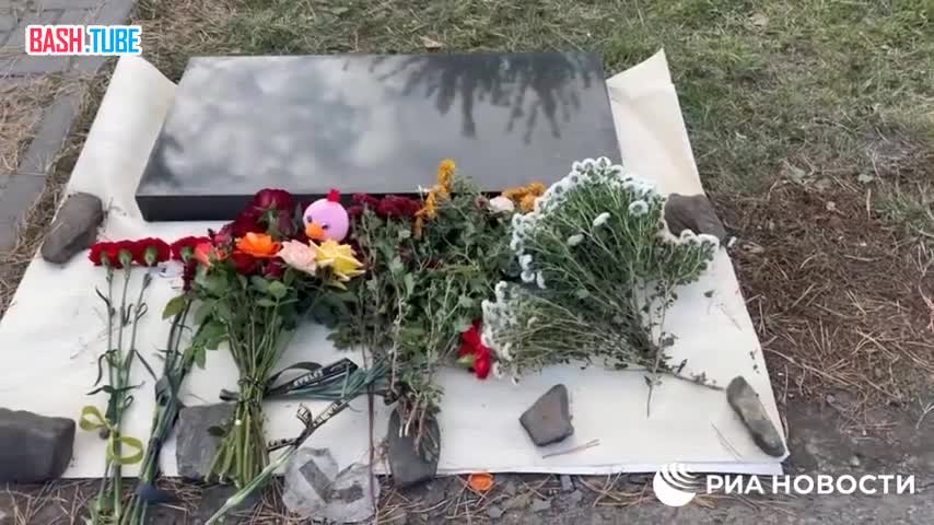  Стихийный мемориал появился на месте удара дрона ВСУ по частному дому