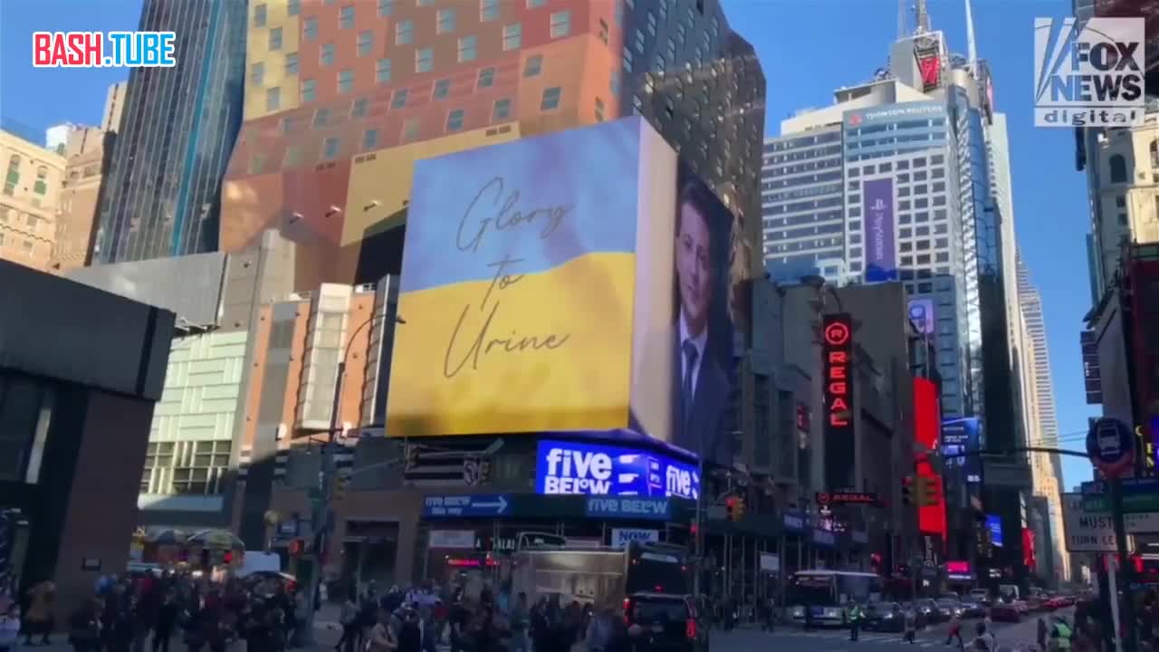 ⁣ В Нью-Йорке на украинском флаге написали «Слава Моче»