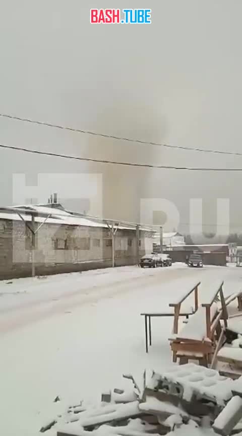 ⁣ Очевидцы делятся кадрами столба дыма в районе завода «Урал», где ранее, по данным МЧС, произошел хлопок