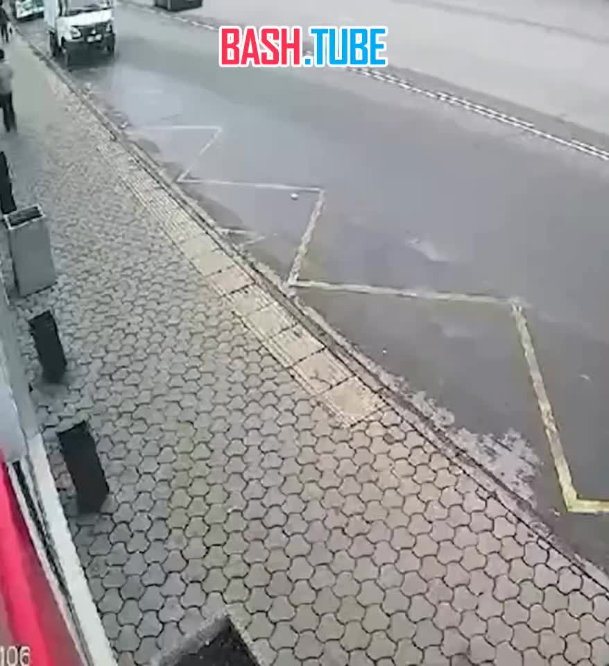 ⁣ В Омске мужчина никак не отреагировал на автомобиль, влетевший в витрину кофейни, где он сидел
