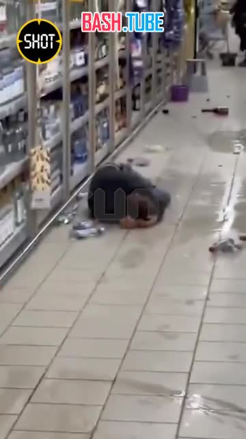 ⁣ Мужчина с ножом ворвался в супермаркет в ХМАО и начал бросаться на покупателей