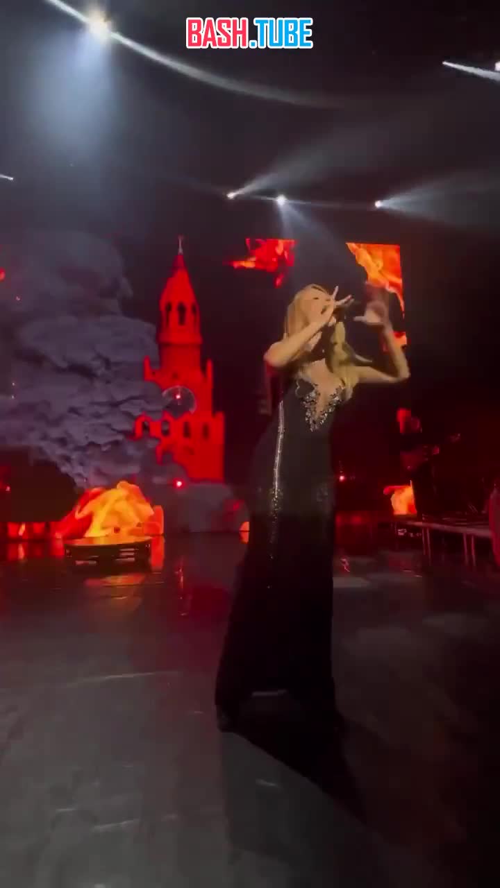  Украинская певица Тина Кароль на своем сольном концерте выступила на фоне пылающего Кремля