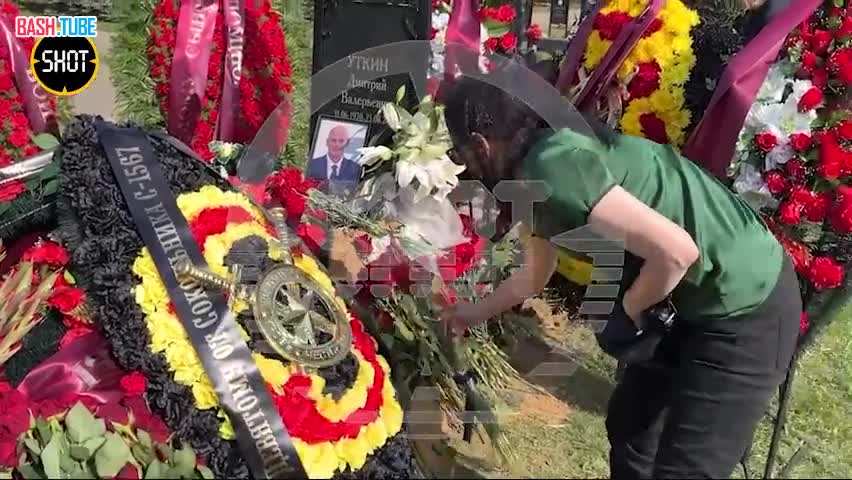  Могила Дмитрия Уткина на военном кладбище в Мытищах