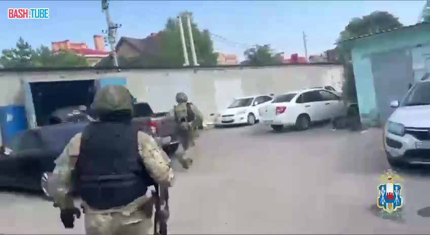  Парни из ФСБ в Ростове задержали мужчину, который грабил людей