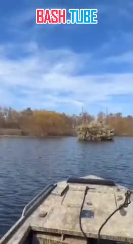 ⁣ Украинская лодка, замаскированная под огромный прибрежный куст или дерево