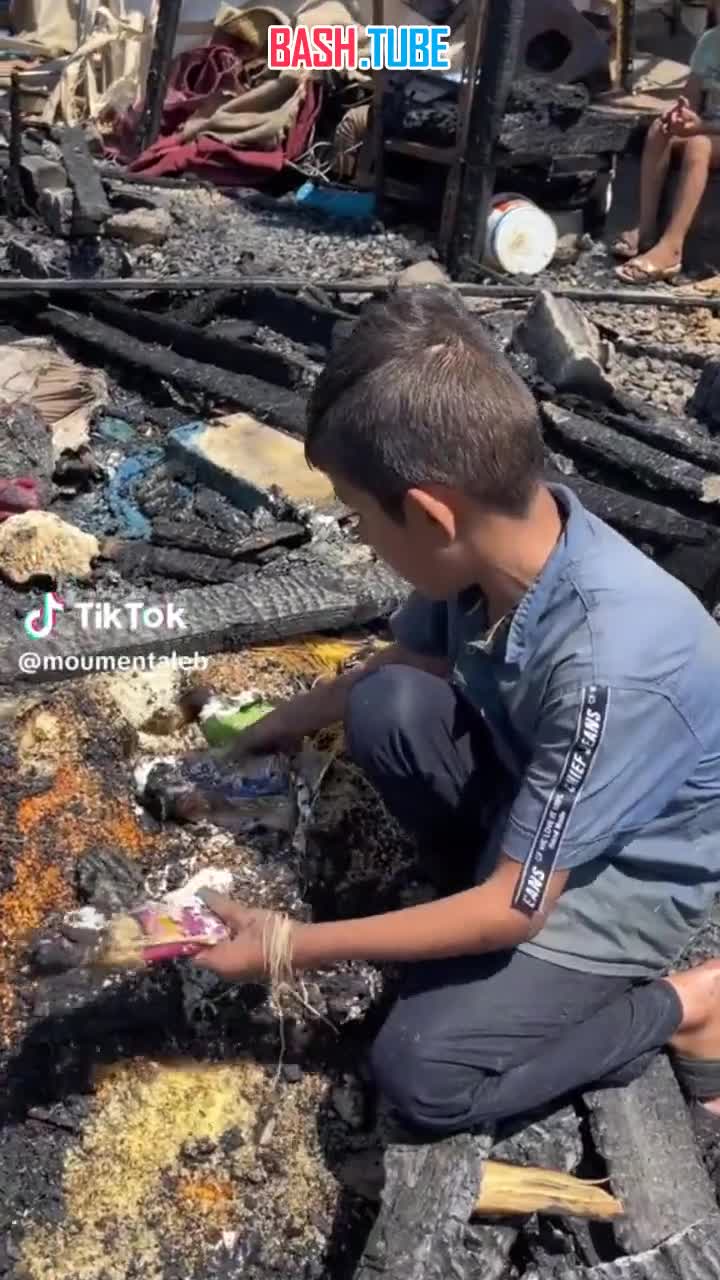 ⁣ Дети из сектора Газа откапывают сгоревшие продукты после бомбардировок