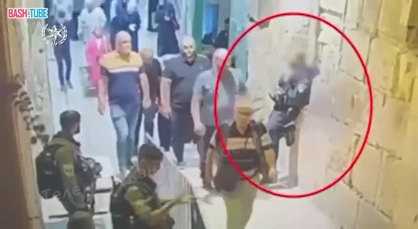  Неудачная попытка атаки арабской террористки с ножом израильского полицейского в старом городе Иерусалима