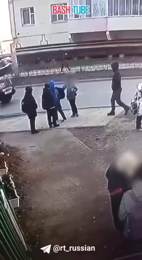 ⁣ На десятилетнего ребёнка в Якутске напал отец его одноклассника - тряс его и поднимал за куртку