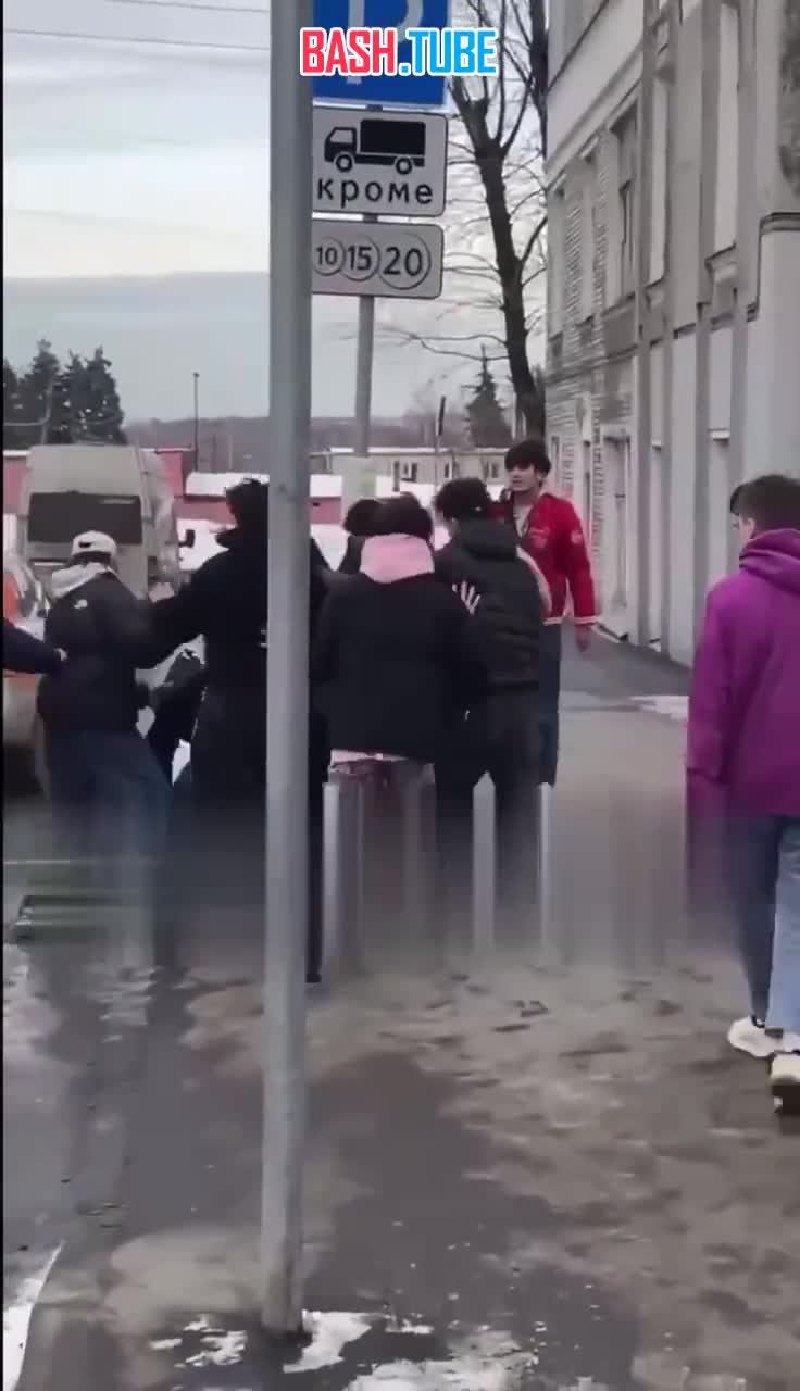  В Москве мигранты толпой избили заступившегося за школьницу парня