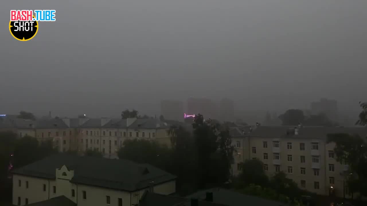  Эффектное видео с моментом удара молнии в подмосковном Орехово-Зуеве