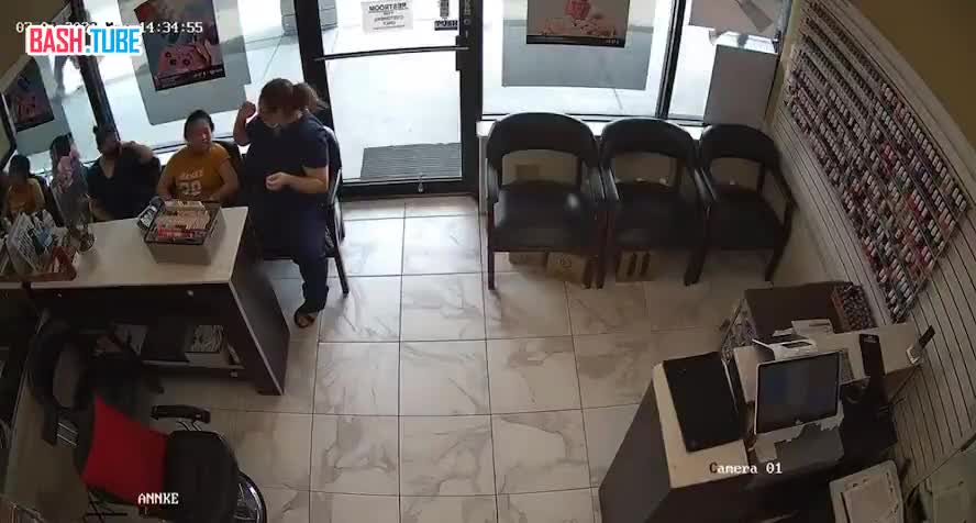  В Атланте мужчина предпринял попытку ограбить салон, но его никто не слушал