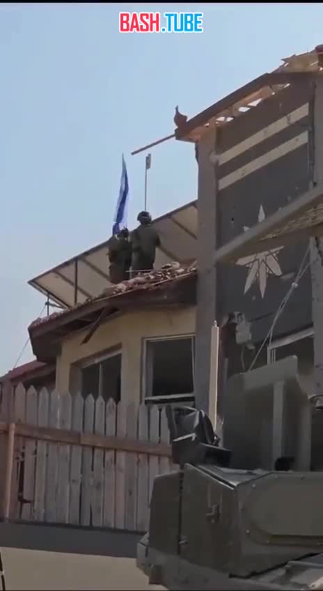 ⁣ Военнослужащие ЦАХАЛа поднимают израильский флаг в секторе Газа