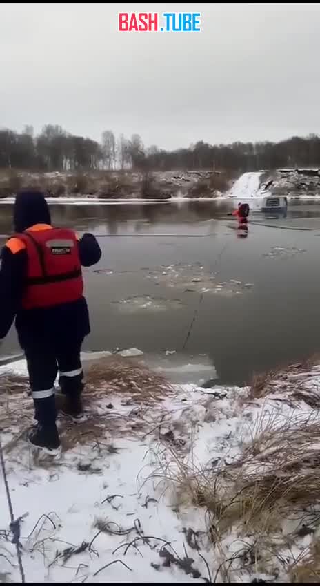 ⁣ В Красноярском крае спасли женщину из застрявшего на реке УАЗика