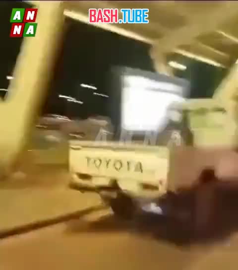  Жители Нигера общаются с французскими военными, размещёнными в аэропорту столицы страны