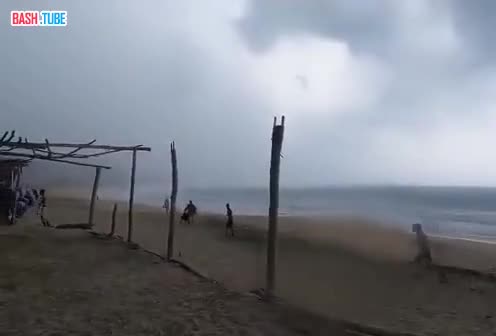  Молния ударила в двух людей на пляже в Мексике