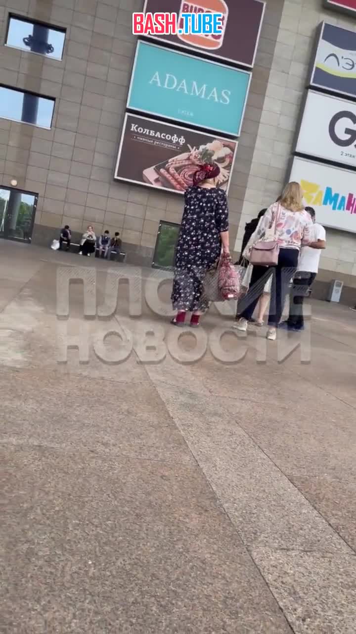  В Москве мужчина набросился на жену прямо на улице - он ударил ее в грудь и повалил на землю