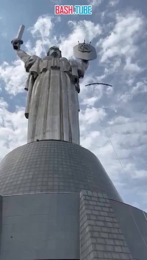  В Киеве приступили к работам по демонтажу герба СССР на монументе «Родина-мать»