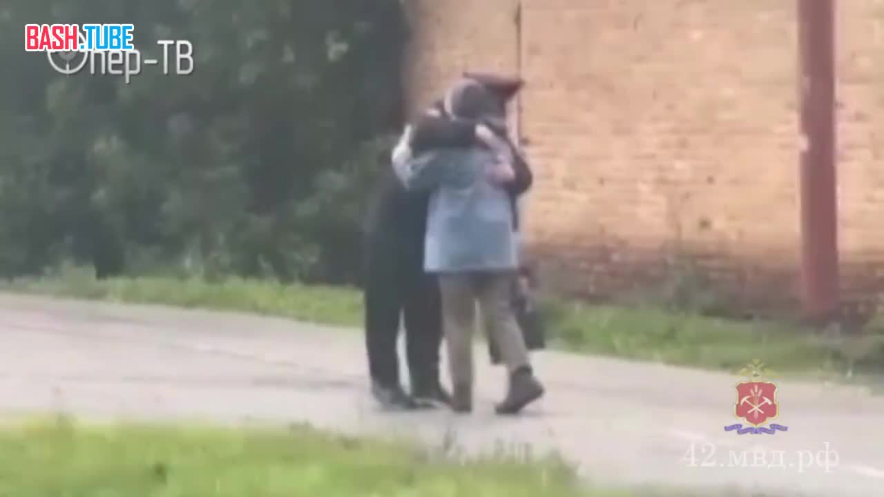  В Кемеровской области мужчина переоделся в форму полицейского и обнимал прохожих, чтобы поднять им настроение