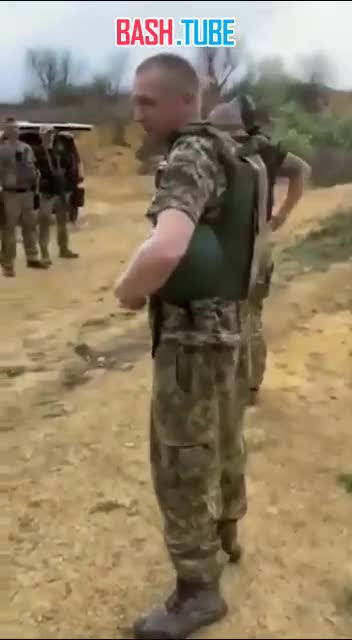 ⁣ Британские инструкторы прощаются с бойцами ВСУ перед отбытием в новую горячую и более высокооплачиваемую командировку