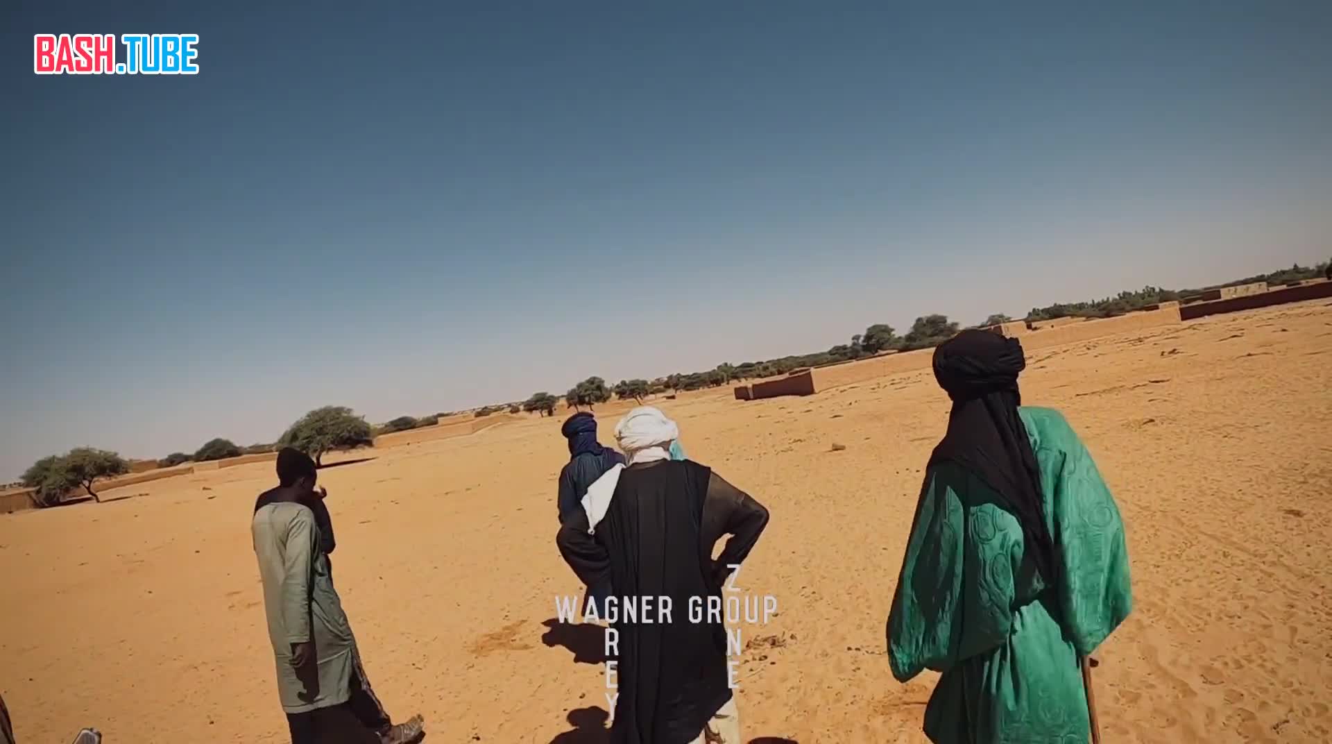 ⁣ Бойцы «Вагнера» ведут на допрос взятых в Мали в плен лиц, которые подозреваются в сотрудничестве с сепаратистами
