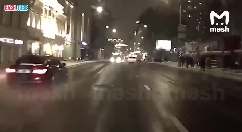  Автомобиль с мигалкой выехал на встречную полосу и протаранил автобус на Таганской улице в Москве