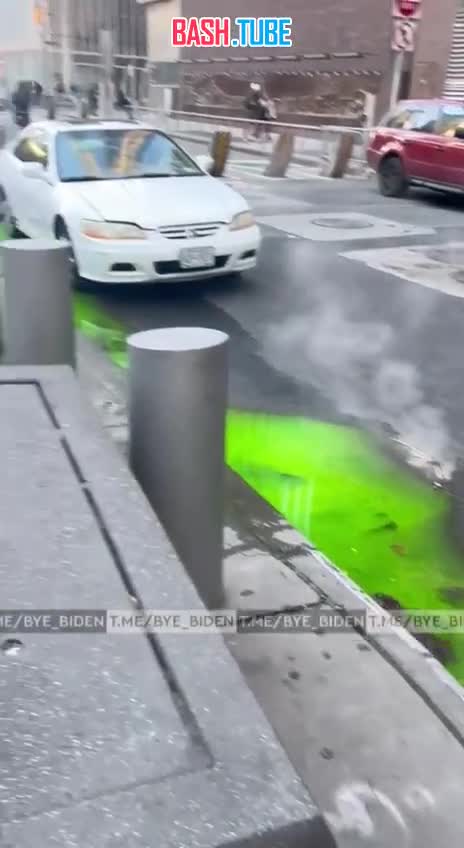 ⁣ Ядовито-зеленая жидкость льется через край канализации в районе Всемирного торгового центра в Нью-Йорке