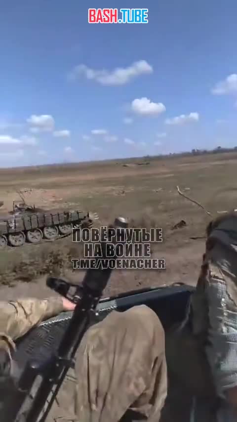  Уничтоженный украинский танк Т-72М1 с минным КМТ-6 на обочине дороги в районе Работино