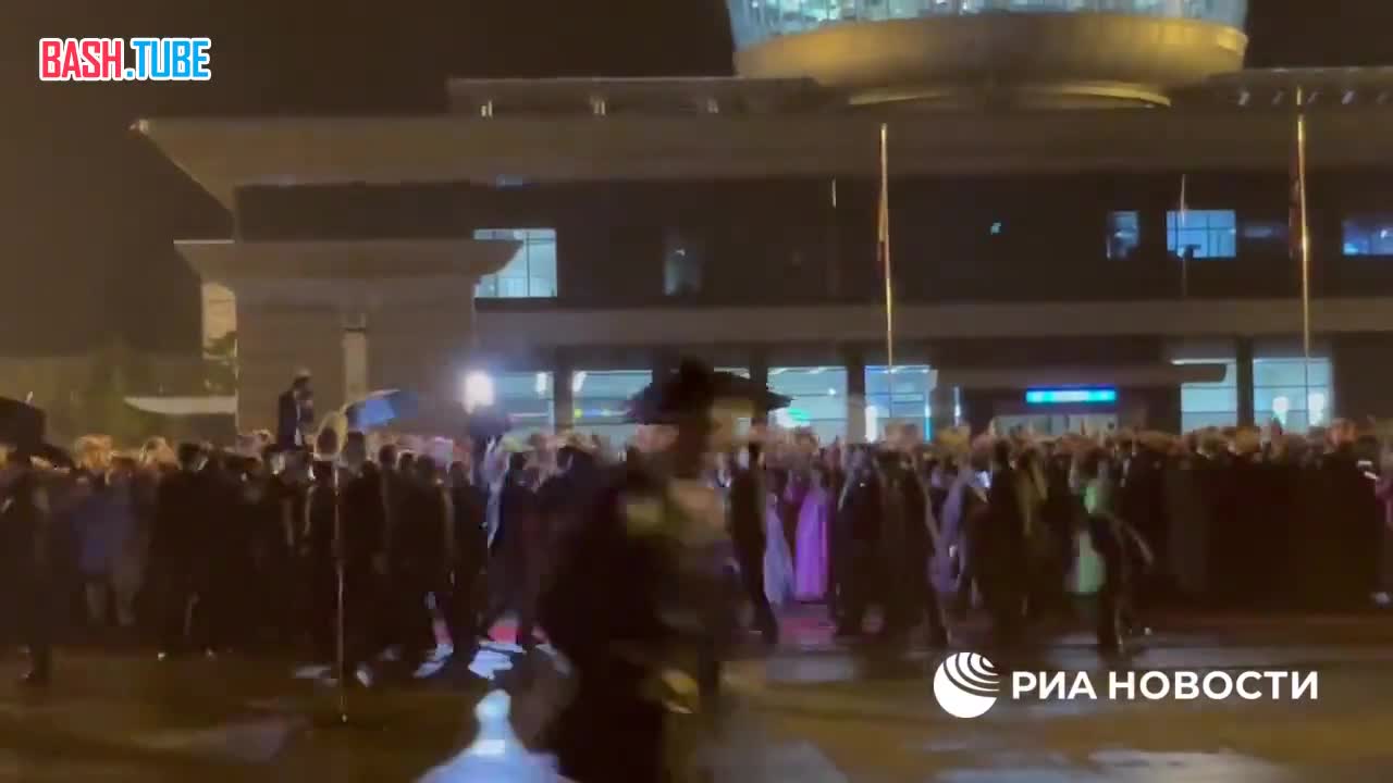 ⁣ Сотни жителей КНДР встречали Лаврова в аэропорту под дождём