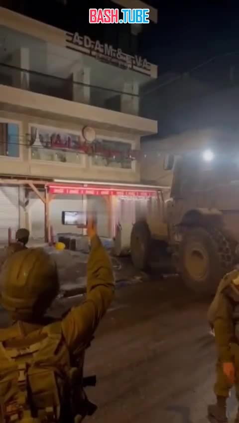  ЦАХАЛ бульдозерами разрушил пиццерию в городе Хувара из-за рекламы с фотографией заложницы