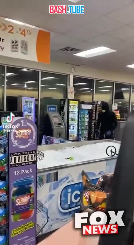 ⁣ Темнокожие американцы решили, что банкомат в магазине портит общую картину, поэтому забрали его себе
