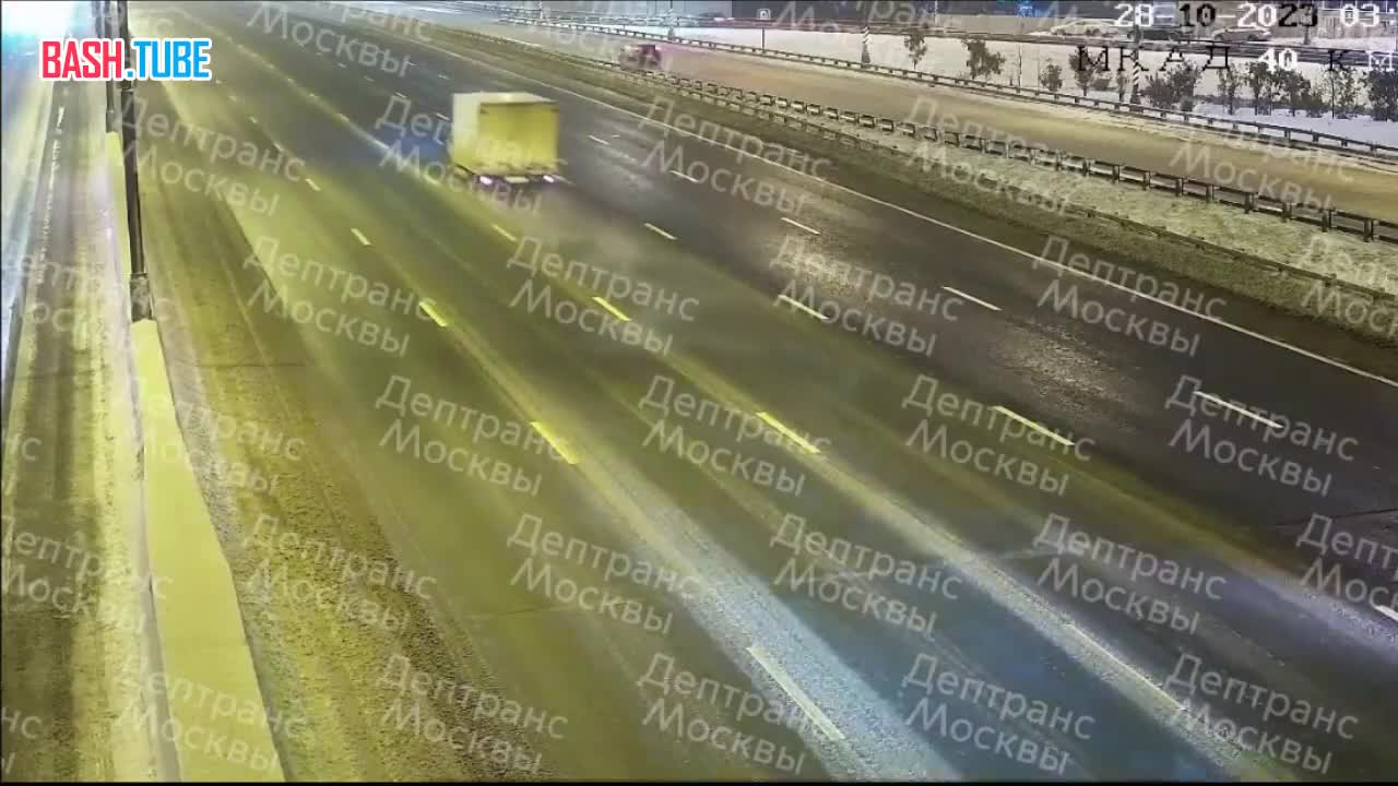 ⁣ В Москве на МКАД фура влетела в легковой автомобиль, но никто, кроме водителя грузовика не пострадал