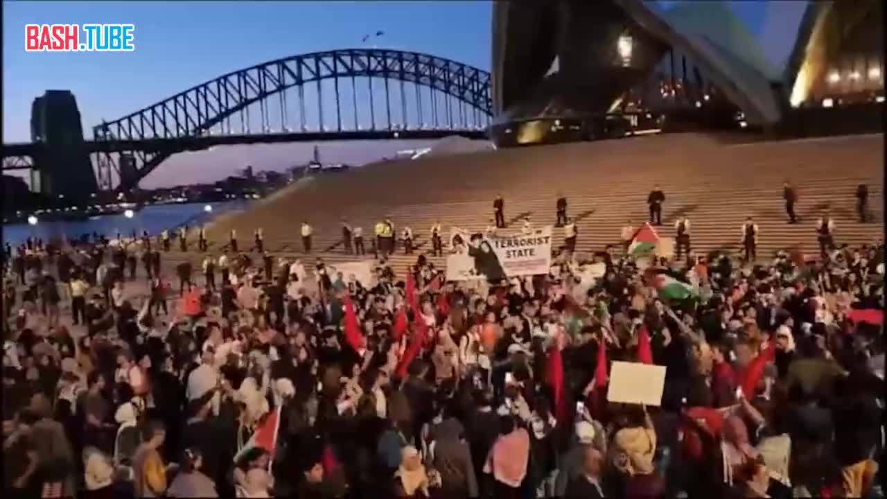  Толпа, собравшаяся в Сиднее, Австралия, возле Оперного театра, скандировала «Газ евреям»