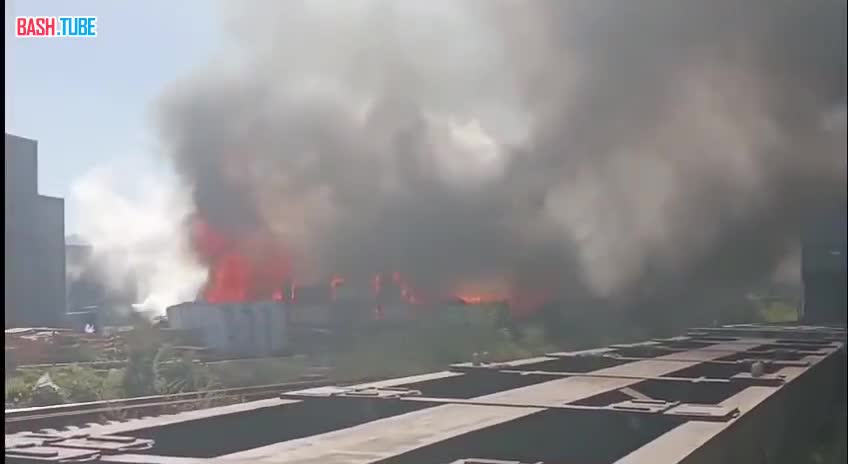 ⁣ Мощный пожар в грузовом терминале Новороссийска