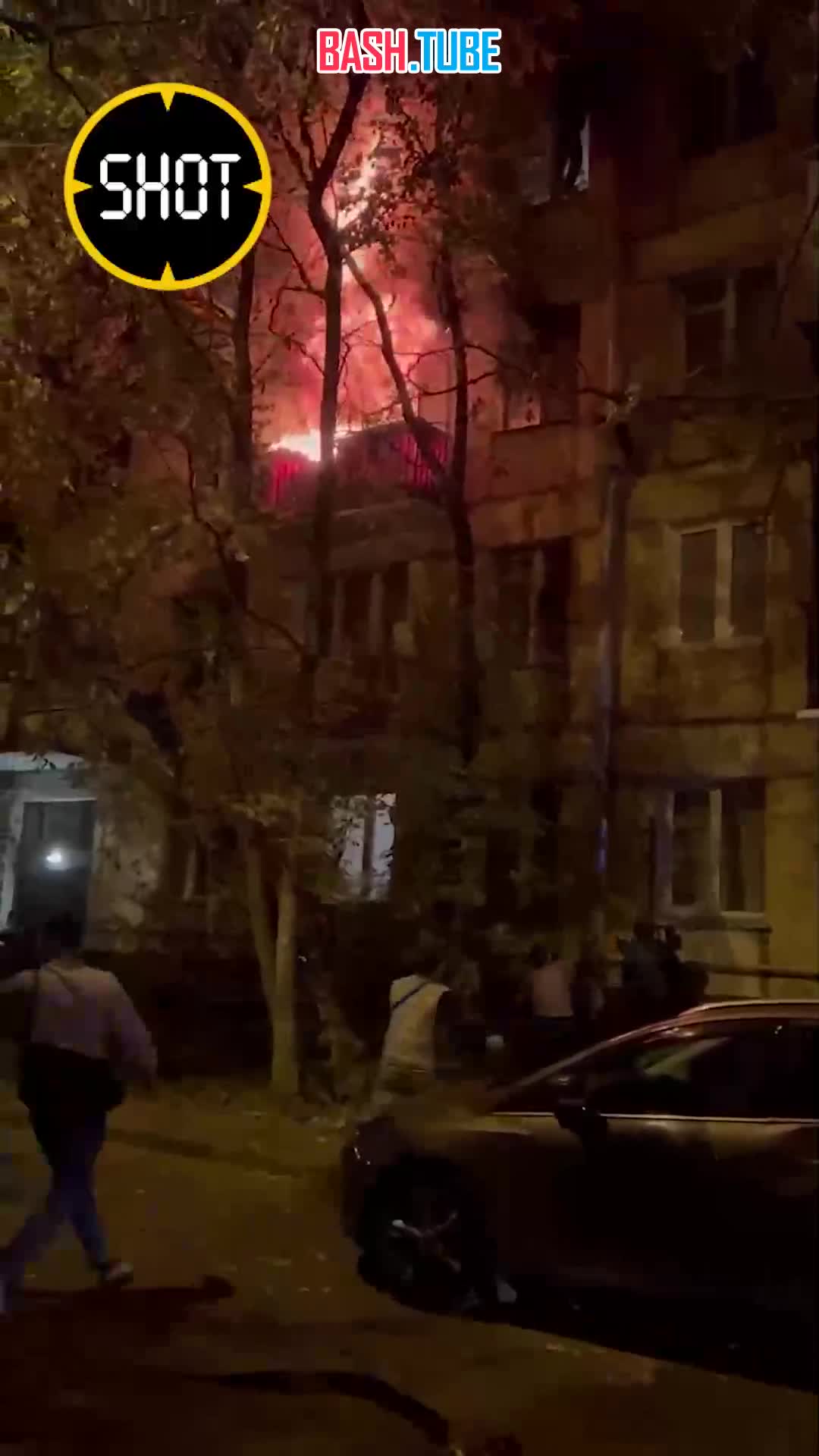 ⁣ Жильцы дома спасались от огня, спускаясь по водосточной трубе в Москве