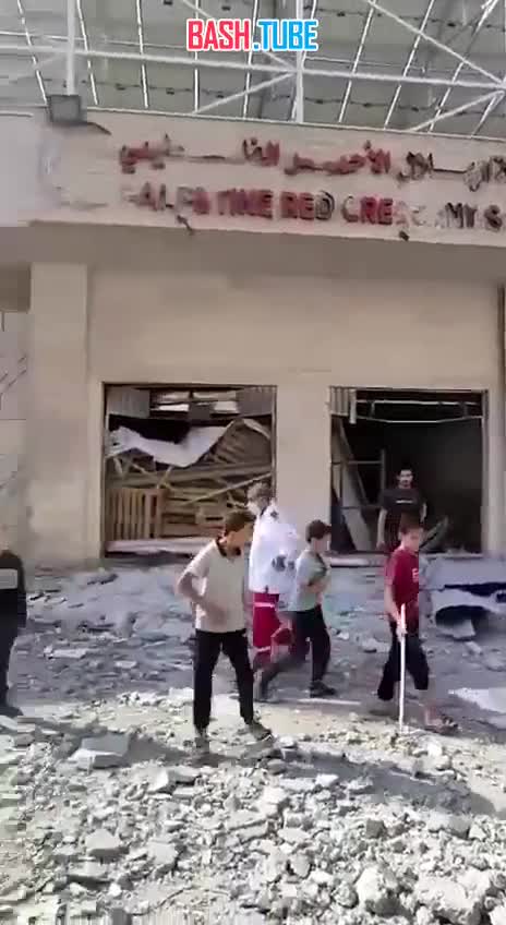 ⁣ Последствия атаки на сектор Газа - разрушен жилой дом рядом со складом гумпомощи палестинского Красного Полумесяца