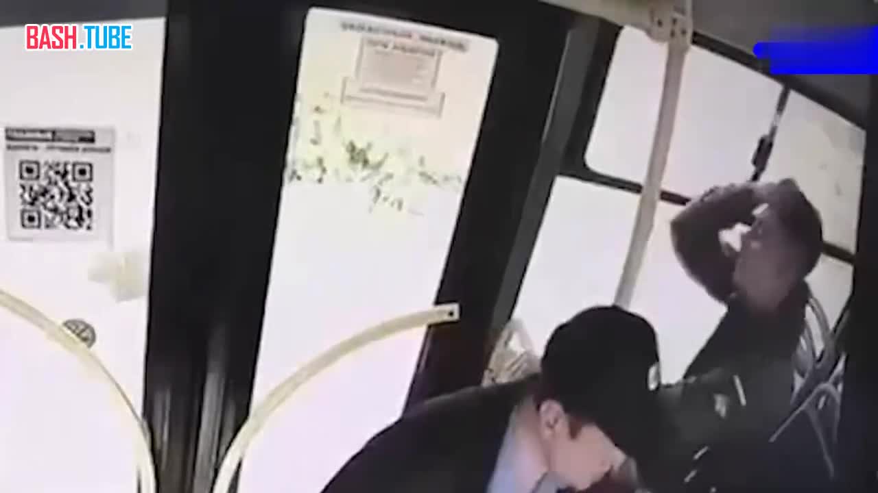  В Твери «заяц» разнес окно автобуса после попытки побега