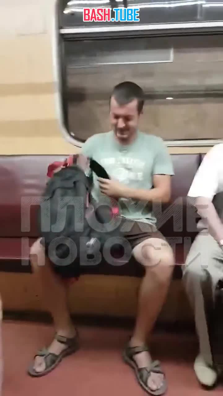  В московском метро неадекватная девушка избила парня из-за рюкзака